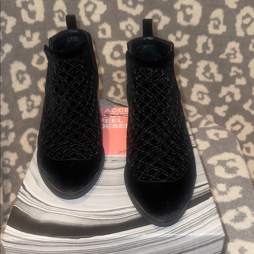 Jeffrey Campbell Taggart Ankle Booties in Black Velvet 🖤 Worn a few times 😍😍 🖤🖤
